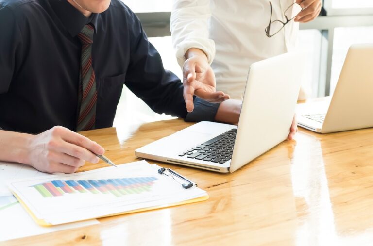 スタッフ紹介｜笑顔でお迎えする◯◯（スタッフ名）